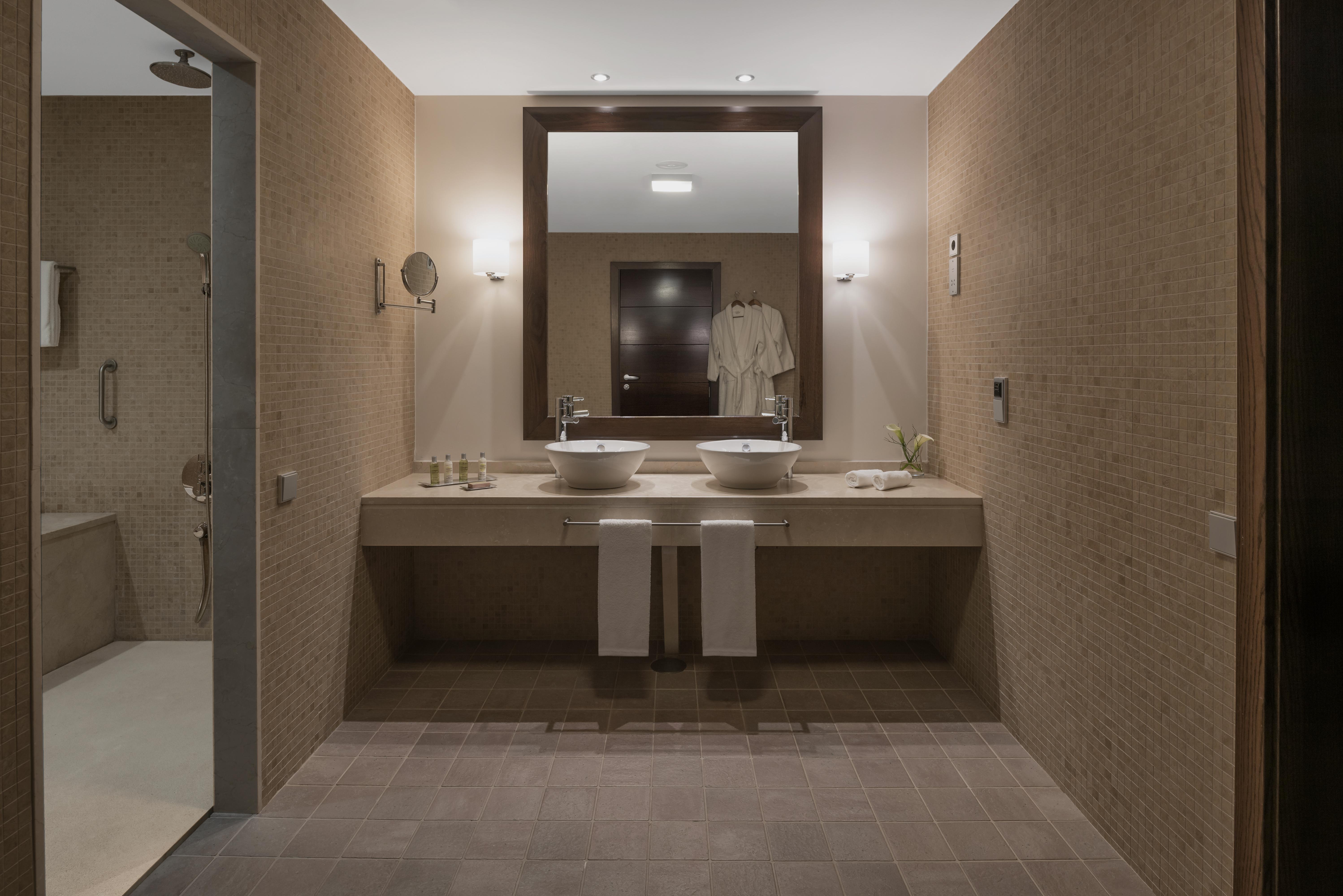 Doubletree By Hilton La Torre Golf Resort Roldan Luaran gambar Bathroom