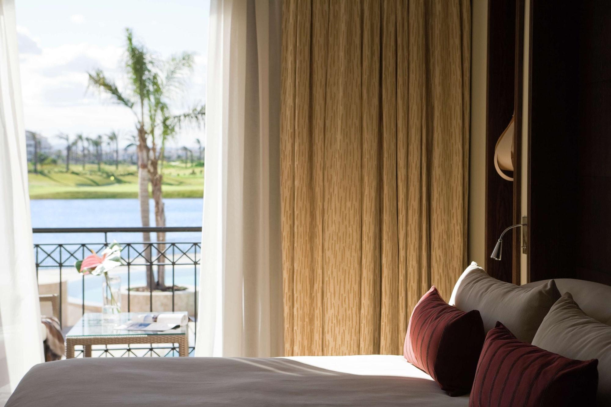 Doubletree By Hilton La Torre Golf Resort Roldan Luaran gambar A bedroom at the resort