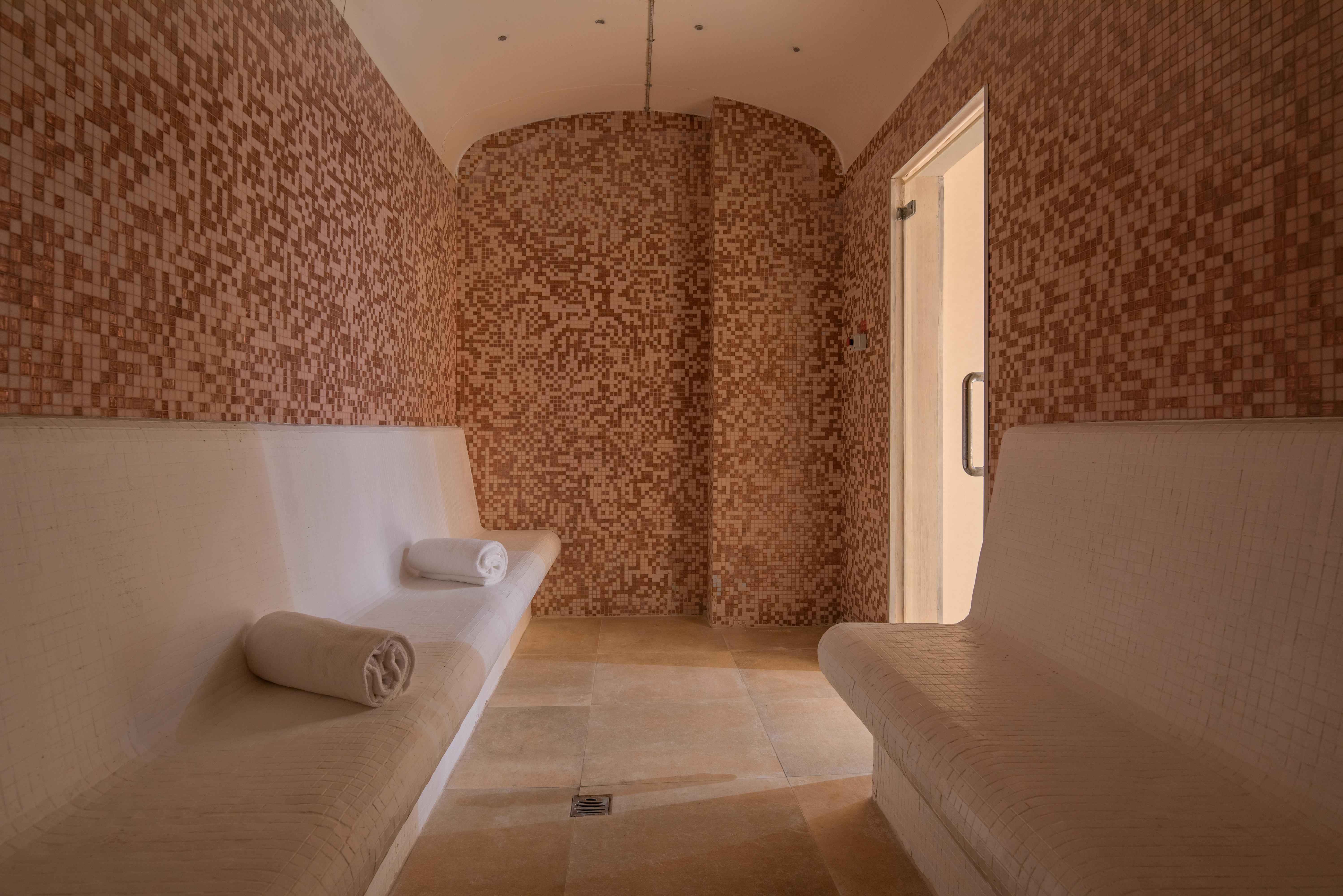 Doubletree By Hilton La Torre Golf Resort Roldan Luaran gambar A hammam in a spa