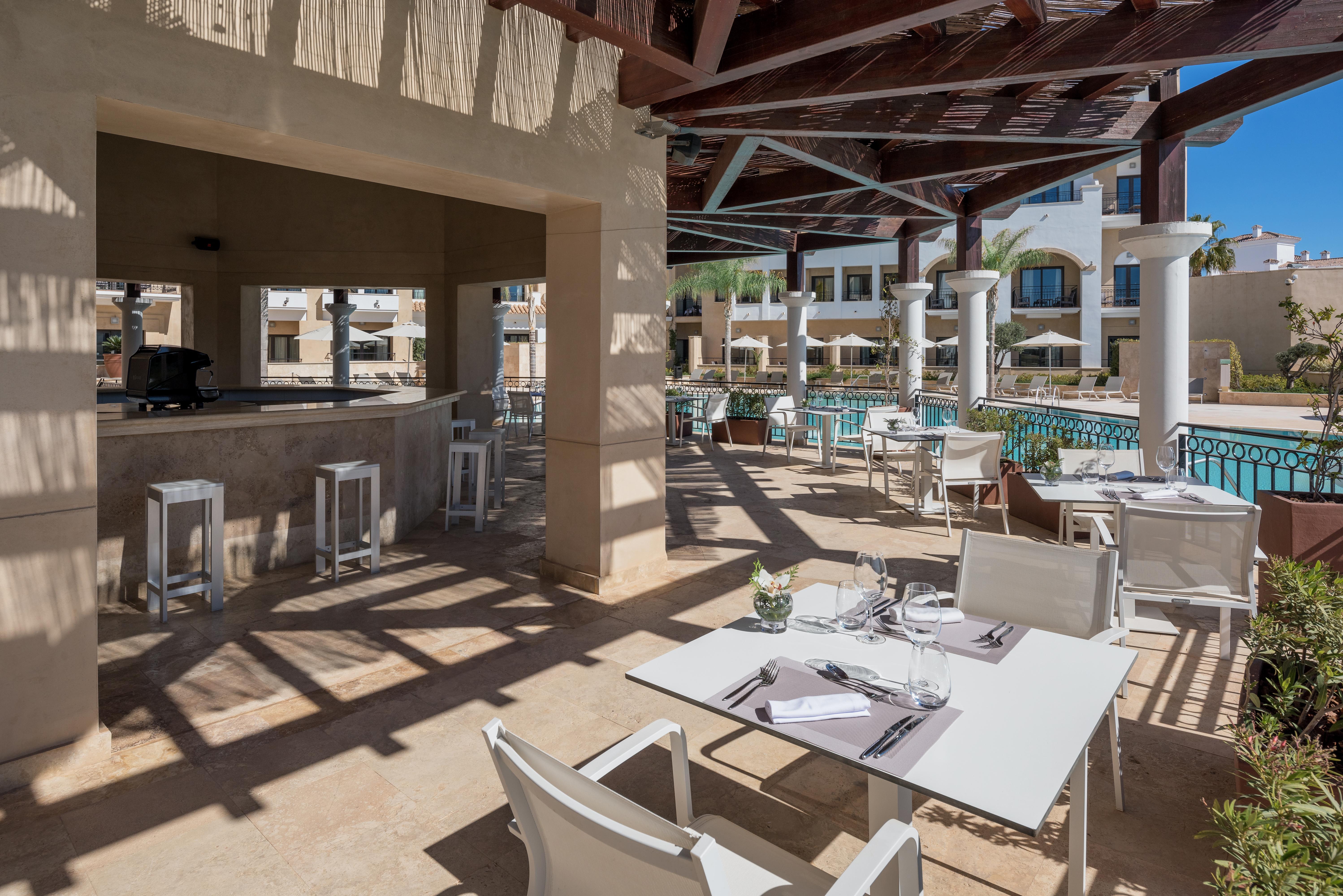Doubletree By Hilton La Torre Golf Resort Roldan Luaran gambar The pool bar at the hotel