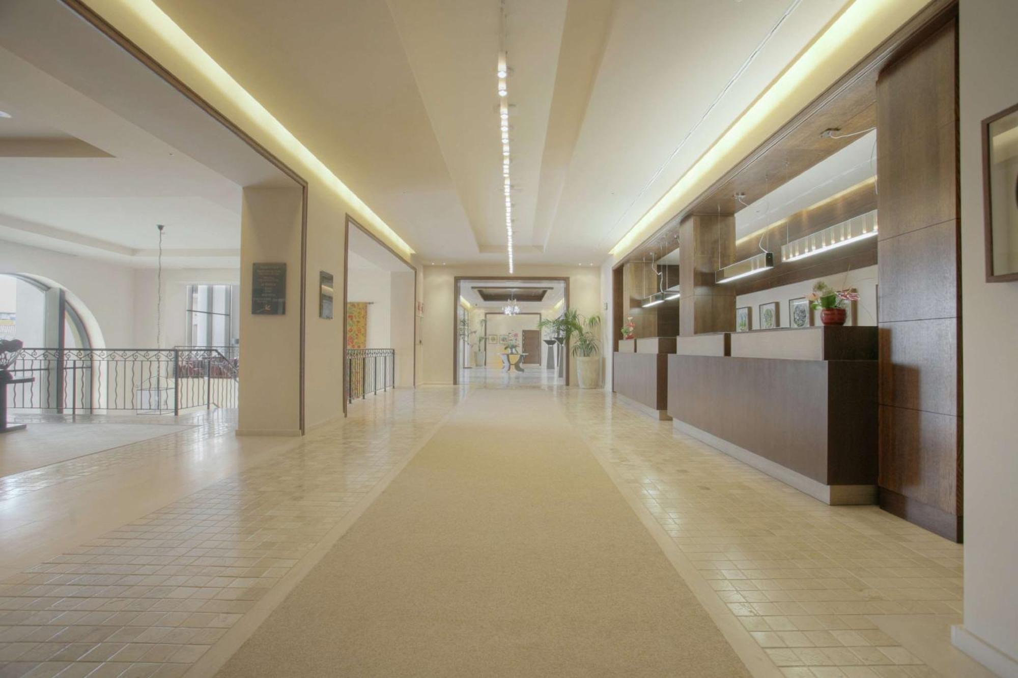 Doubletree By Hilton La Torre Golf Resort Roldan Luaran gambar Interior of the hotel