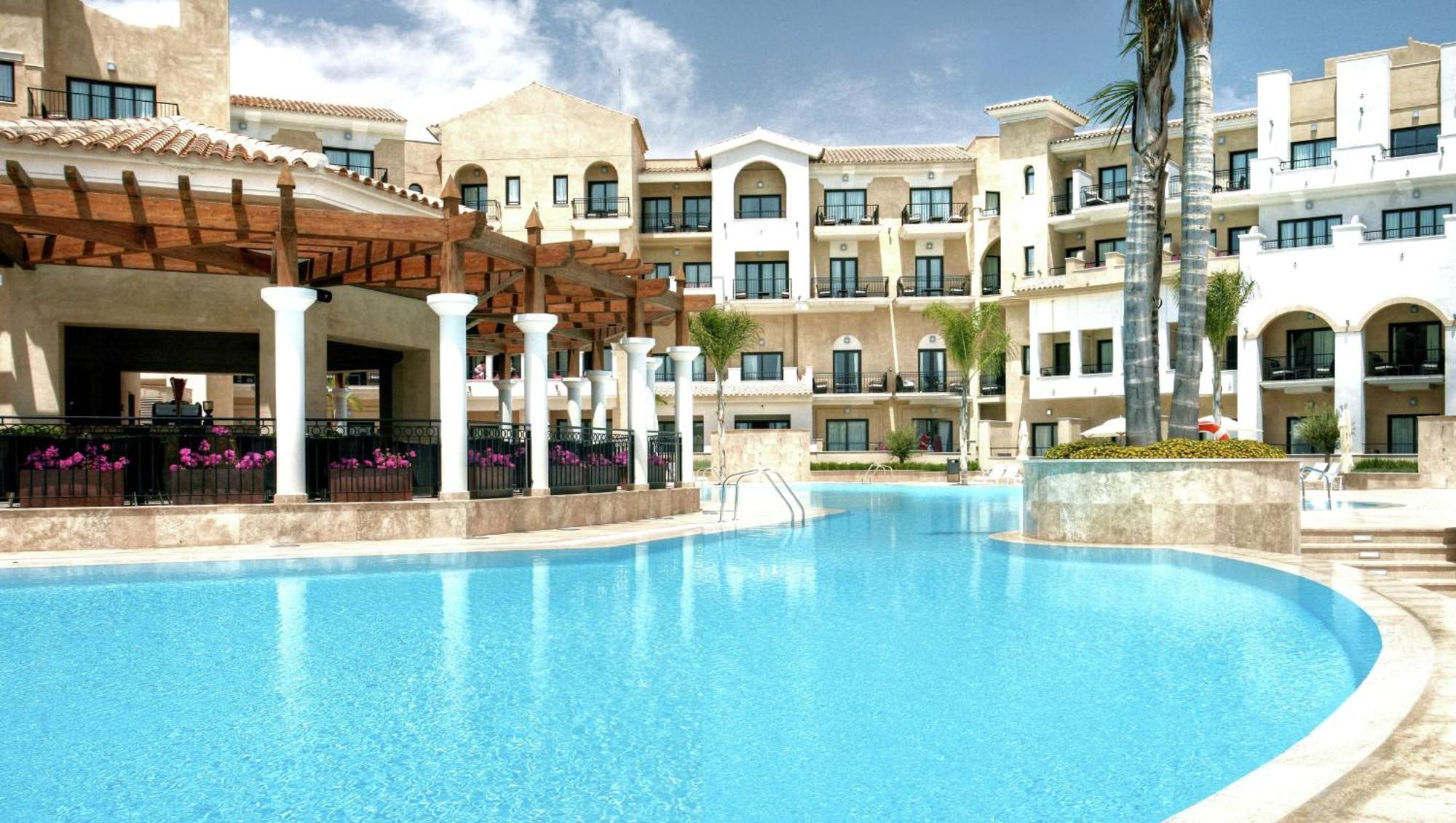 Doubletree By Hilton La Torre Golf Resort Roldan Luaran gambar The swimming pool at the hotel