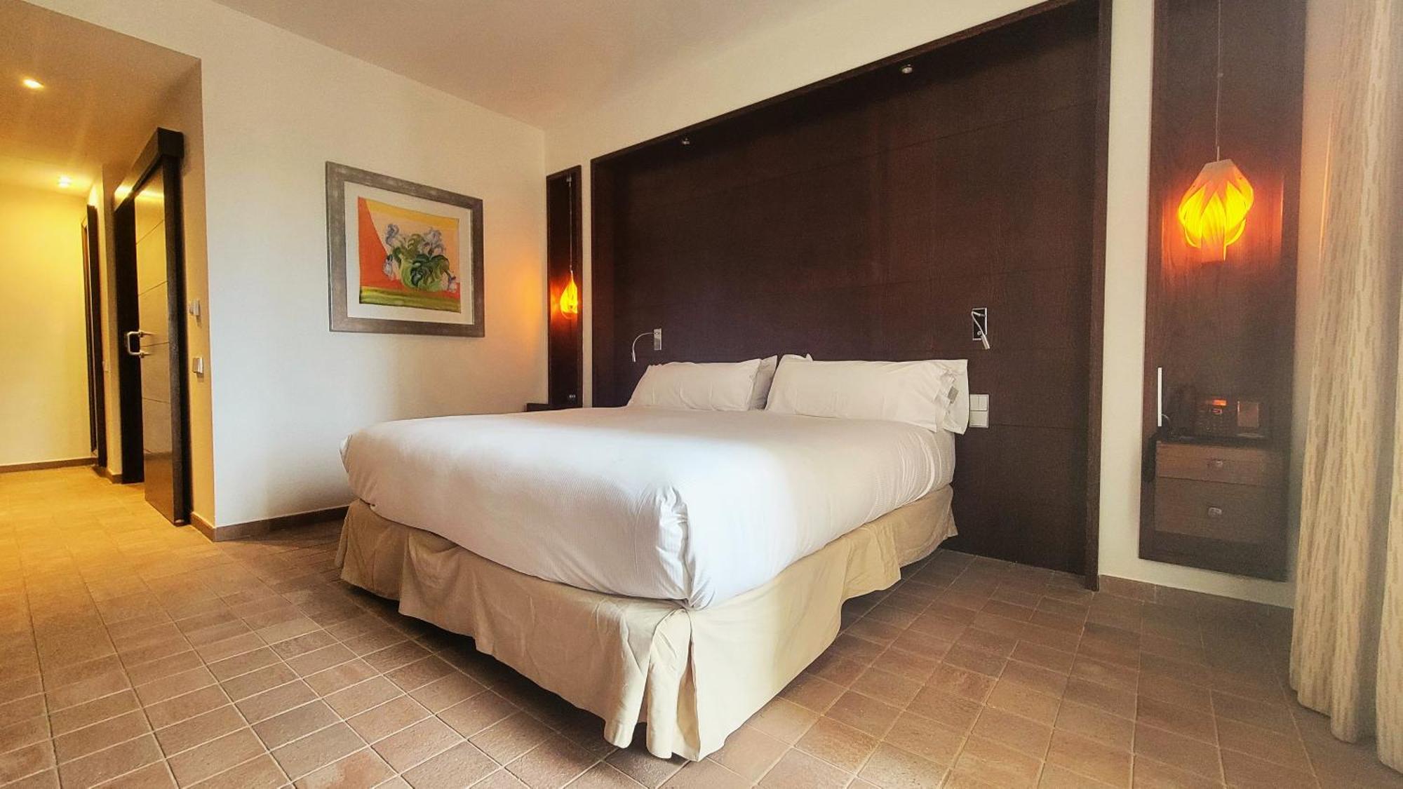 Doubletree By Hilton La Torre Golf Resort Roldan Luaran gambar A bedroom at the hotel