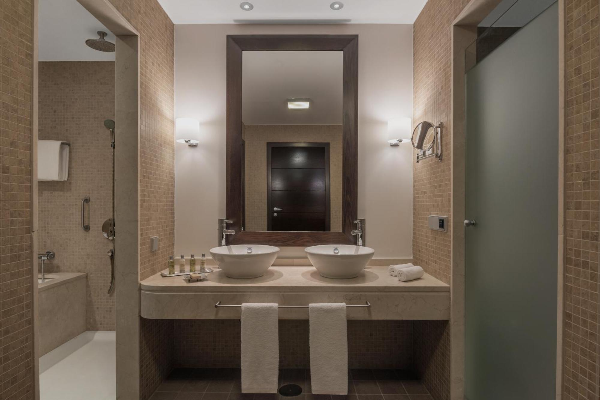 Doubletree By Hilton La Torre Golf Resort Roldan Luaran gambar Bathroom