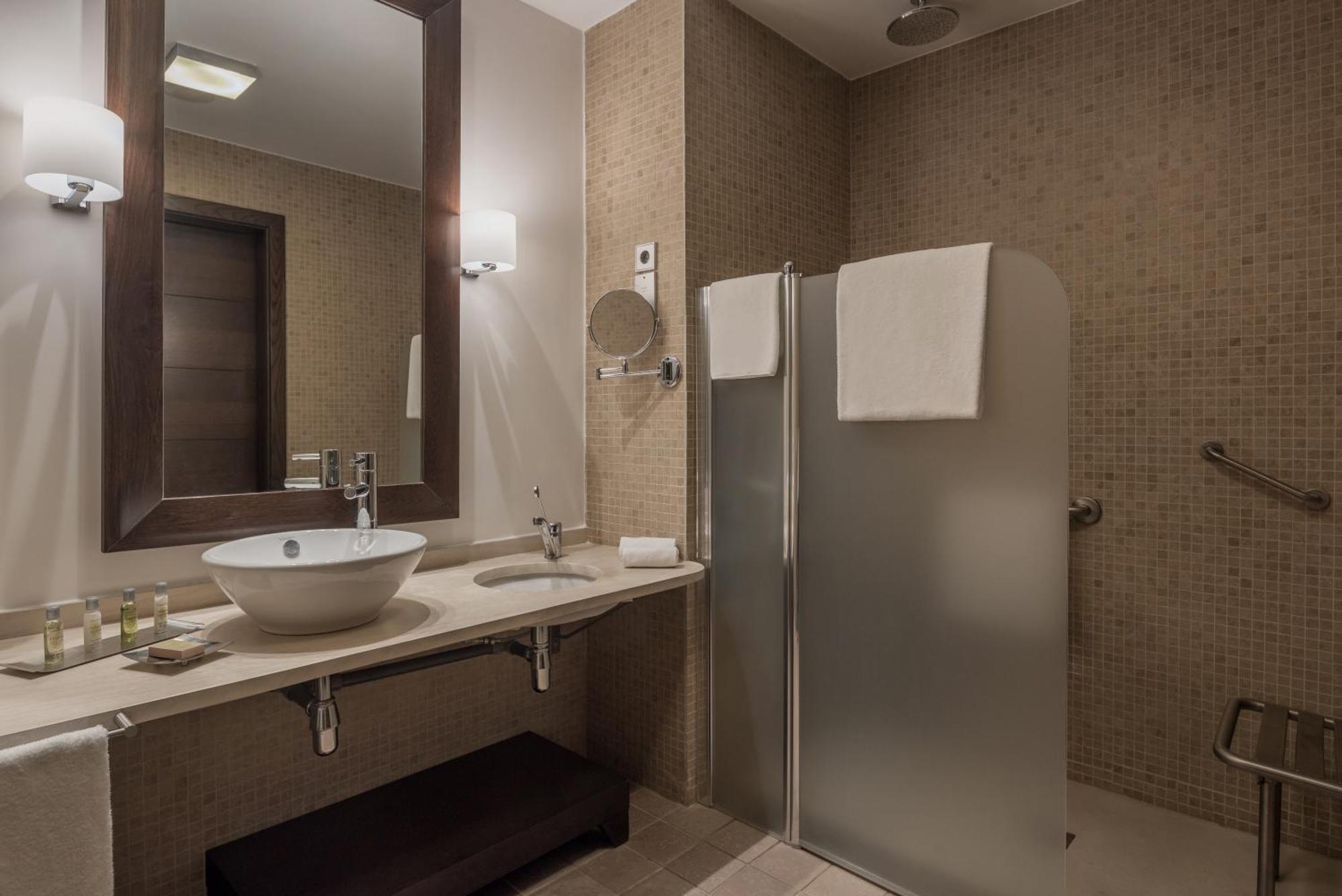 Doubletree By Hilton La Torre Golf Resort Roldan Luaran gambar Bathroom