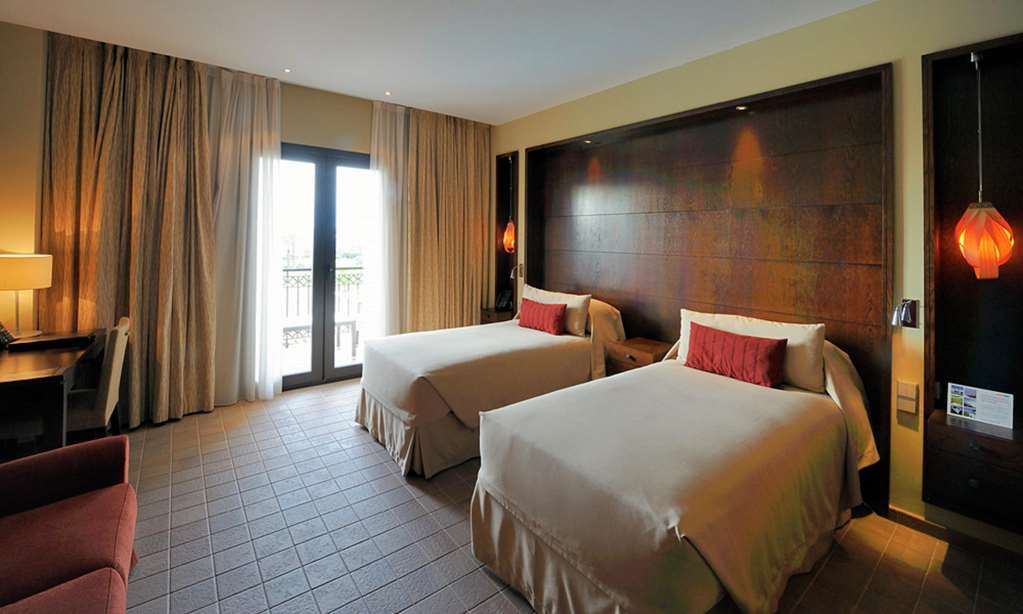 Doubletree By Hilton La Torre Golf Resort Roldan Bilik gambar A typical room at the hotel