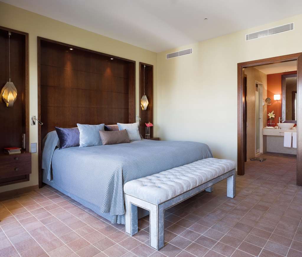 Doubletree By Hilton La Torre Golf Resort Roldan Bilik gambar A bedroom at the hotel